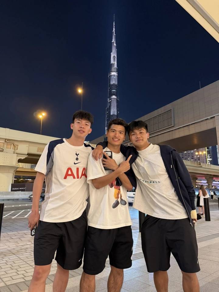 U22国足训练后游迪拜！海港铁卫偶遇巴萨新星，王钰栋穿热刺球衣